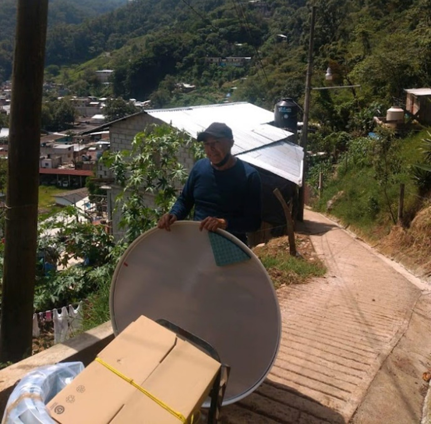 Trabajador en Zongolica, Veracruz, recibiendo equipo especializado en entrega de última milla